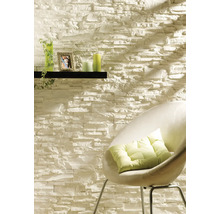 Wanddecoratie met steenstrips, plank en stoel