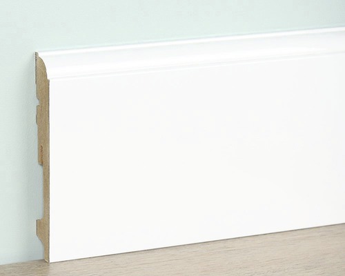 Witte houten plint
