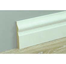 Witte plint gemonteerd aan de muur
