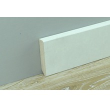 Houten plint aan wand en vloer