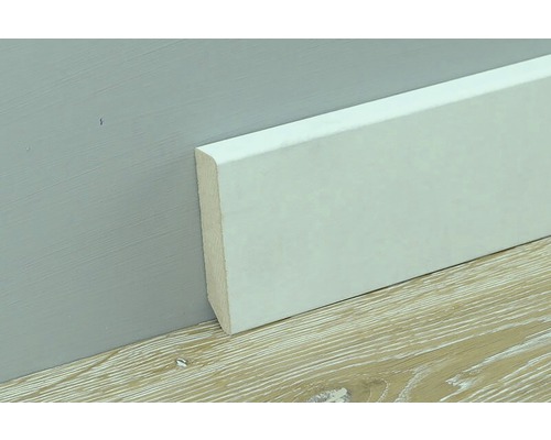Houten plint aan wand en vloer