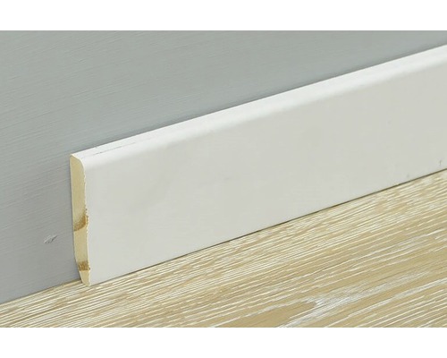 Witte houten plint aan muur en vloer