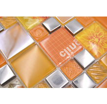 Close-up van oranje en zilverkleurige mozaïektegels