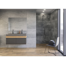 Moderne badkamer met wastafel, spiegel en douche