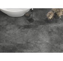 Badkamer met bad en vloertegels in steenlook