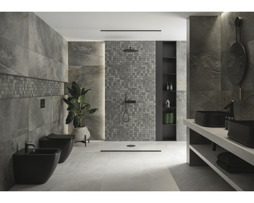 Moderne badkamer met grijze tegels, douche, wastafel en toilet