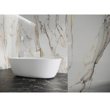 Moderne badkamer met vrijstaand bad, marmeren tegels en kranen.