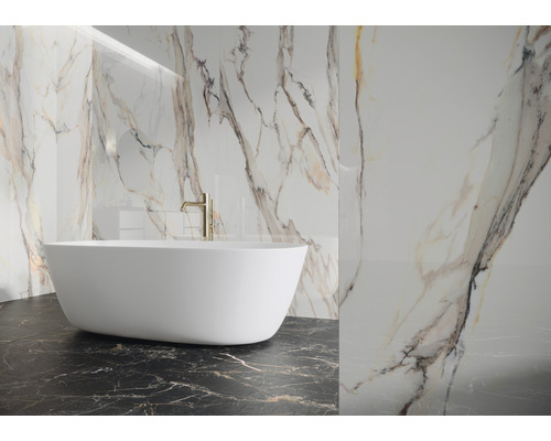 Moderne badkamer met vrijstaand bad, marmeren tegels en kranen.
