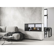 Woonkamer met bank, salontafel en moderne open haard