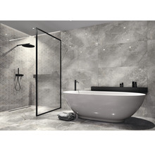 Badkamer met douche, ligbad en grijze tegels in marmerlook