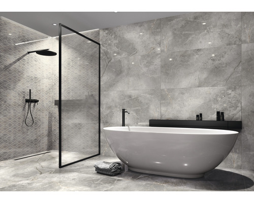 Moderne badkamer met douche, bad en grijs gemusterde tegels.