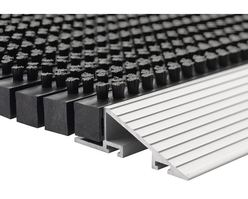 Detailopname van een schoonloopmat met borstelprofiel en aluminium helling