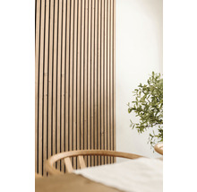 Scene met houten lamellenwand, eettafel en stoel