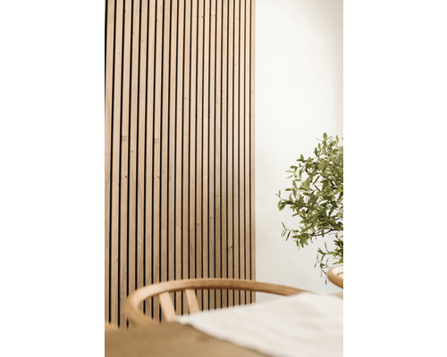 Scene met houten lamellenwand, eettafel en stoel