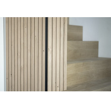 Detailopname van een houten trap met trappenhuisbekleding van latten