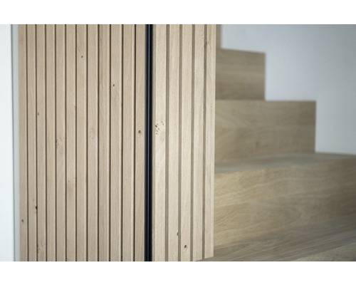 Detailopname van een houten trap met trappenhuisbekleding van latten