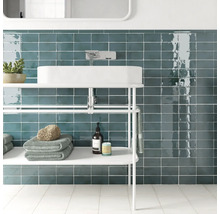 Moderne badkamer met wastafel, rek en tegelwand