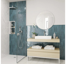 Lichte badkamer met douche, wastafel, spiegel en planken