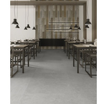 Gastenkamer met tafels, stoelen, verlichting en vloertegels
