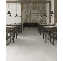 Interieurfoto van een restaurant met tafels, stoelen, lampen en een tegelvloer