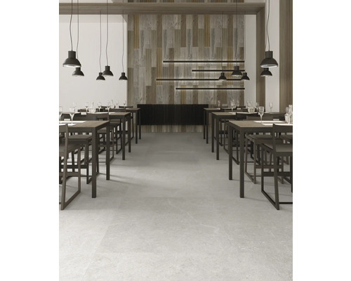 Interieurfoto van een restaurant met tafels, stoelen, lampen en een tegelvloer