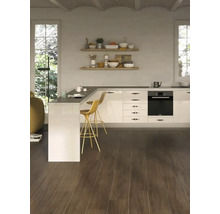 Lichte keuken met houten vloer, keukenblok, barkrukken en planken