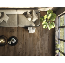 Bovenaanzicht van een woonkamer met houten vloer, bank, tafel en kamerplant