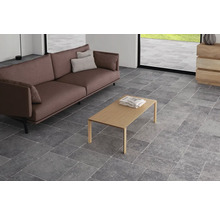 Interieur met bank, salontafel en vloertegels