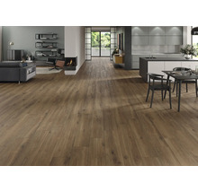 Lichte woonkamer met laminaatvloer in houtlook, open haard en open keuken.