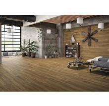 Lichte woonkamer met houten vloer, betonnen trap en planten