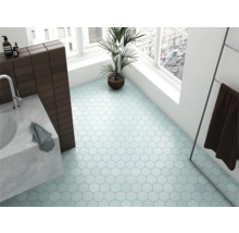 Badkamer met zeshoekige vloertegels, wastafel en handdoekrek