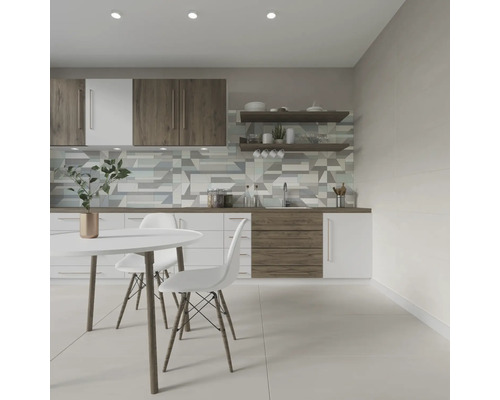 Lichte keuken met eettafel en stoelen