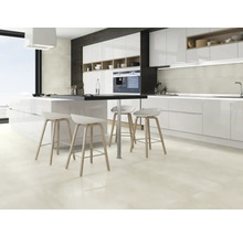 Moderne keuken met kookeiland, barkrukken en tegelvloer.