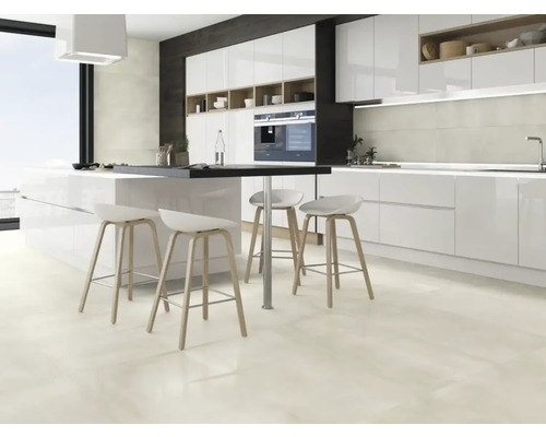 Moderne keuken met kookeiland, barkrukken en tegelvloer.