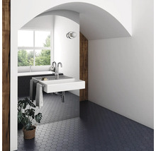 Badkamer met wastafel, armaturen, spiegel en hexagonale vloertegels.