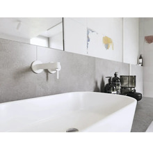 Moderne badkamer met wastafel, kraan en grijze tegels