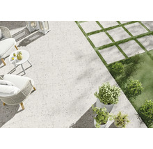 Terras met vloertegels, tuinmeubilair en planten