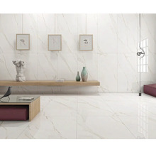 Lichte kamer met vloer- en wandtegels in marmerlook, plank en decoratie