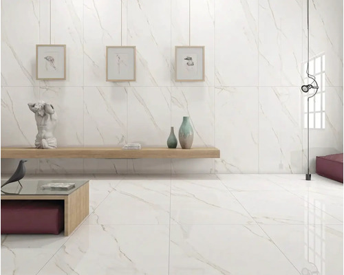 Lichte kamer met vloer- en wandtegels in marmerlook, plank en decoratie