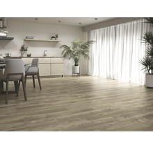 Lichte ruimte met houten vloertegels, eettafel en kitchenette