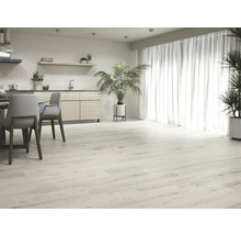 Lichte ruimte met houten vloer, eettafel, stoelen en planten