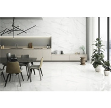 Lichte eetkamer met marmeren vloer, eettafel en minimalistische verlichting
