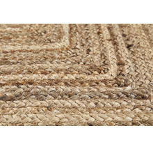 Close-up van een gevlochten vloerkleed van natuurlijke vezels.