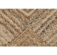 Close-up van een gevlochten vloerkleed van natuurlijke vezels met een geometrisch patroon