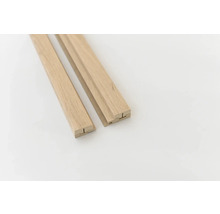 Twee houten plinten