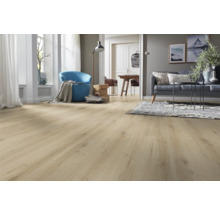 Lichte woonkamer met laminaatvloer in houtlook, bank en fauteuil