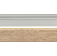 Detailopname van een trapkant van aluminium en hout.