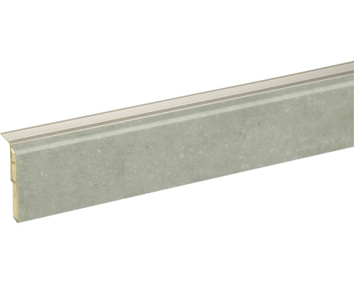 Tegelrand met metalen element voor wandafwerking