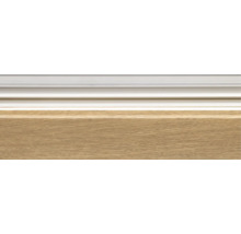 Detail van een houten traprand met antislip profiel
