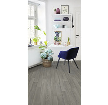 Lichte woonkamer met grijze vinylvloer, bureau en decoratie